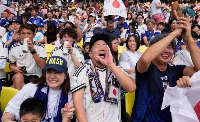 Shou Itoh（中）在2026年6月8日周一，於田納西州納什維爾觀看日本國家隊操練時為球隊打氣，為世界盃足球賽事作準備。(美聯社圖片/George Walker IV) AP圖片