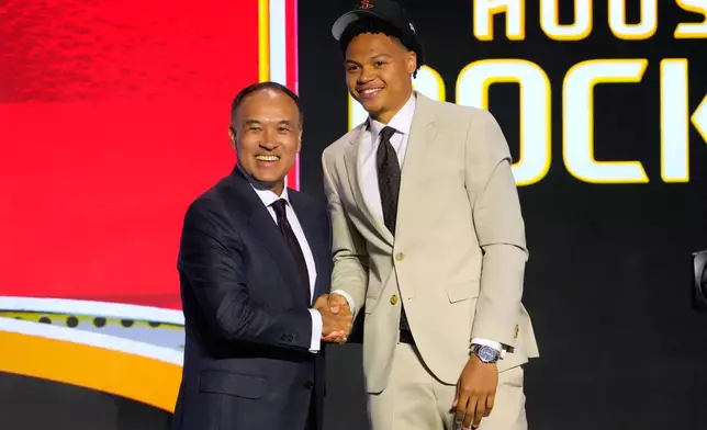 積克·凱伊爾（右）在周三（2026年6月24日）於紐約舉行的NBA選秀第二輪中，獲侯斯頓火箭隊選中後，與NBA副總裁馬克·塔圖姆合照。(美聯社圖片/Yuki Iwamura) AP圖片