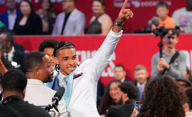 米克爾·布朗在周二（2026年6月23日）於紐約舉行的NBA選秀首輪中，獲布魯克林籃網隊以總體第6順位選中後做出手勢。(美聯社圖片/Yuki Iwamura) AP圖片