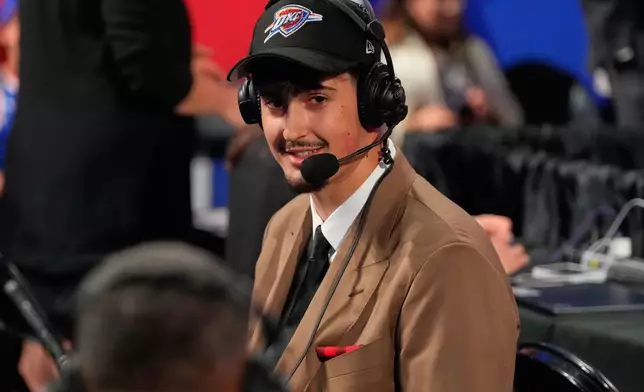 阿代·馬拉在周二（2026年6月23日）於紐約舉行的NBA選秀首輪中，獲俄克拉荷馬城雷霆隊以第12順位選中後接受訪問。(美聯社圖片/Yuki Iwamura) AP圖片