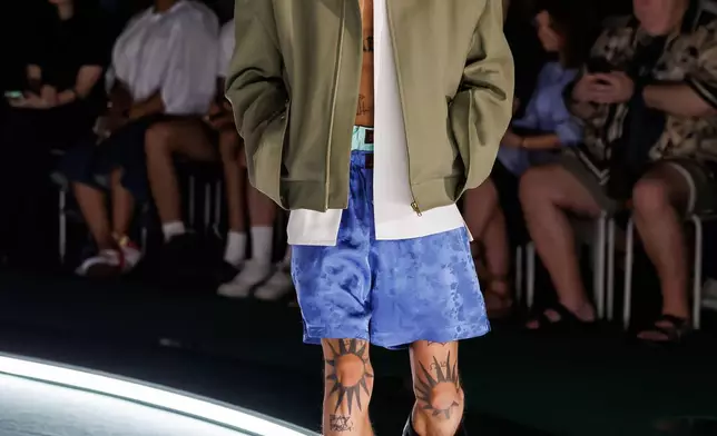 Steven Martinez穿著UGG® 威利·查瓦里亞 Guard 靴；天橋攝影：威利·查瓦里亞提供；後台攝影：Taylor Rainbolt AP圖片