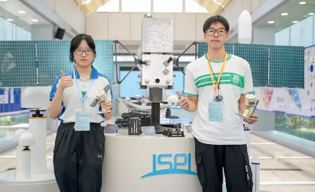 北斗西虹橋基地內，同學們和衛星模型合照。