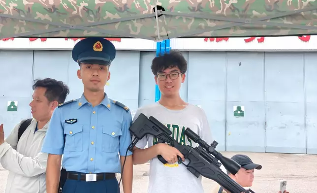 學生藉難得機會親手感受槍械的重量，體會駐港官兵的責任與辛勞。