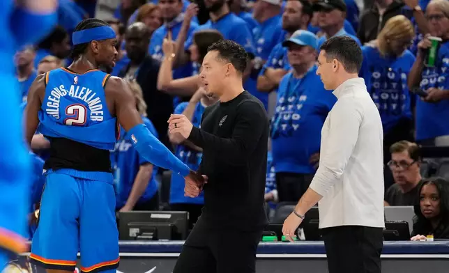 2026年5月30日周六，NBA季後賽西岸決賽第七場下半場，聖安東尼奧馬刺主教練米奇莊臣（中）與奧克拉荷馬城雷霆後衛沙爾吉爾吉斯亞歷山大（2號）交談，雷霆主教練馬克戴格諾特在旁觀看。 (美聯社圖片/托尼古鐵雷斯) AP圖片