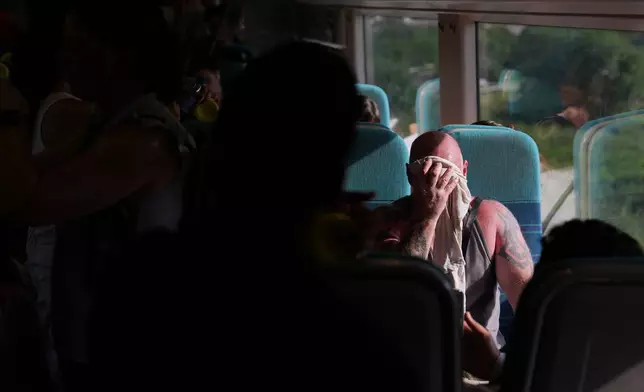 倫敦，一名男子在火車上擦拭臉上的汗水。攝於2026年6月24日周三。(美聯社圖片/Kin Cheung) AP圖片