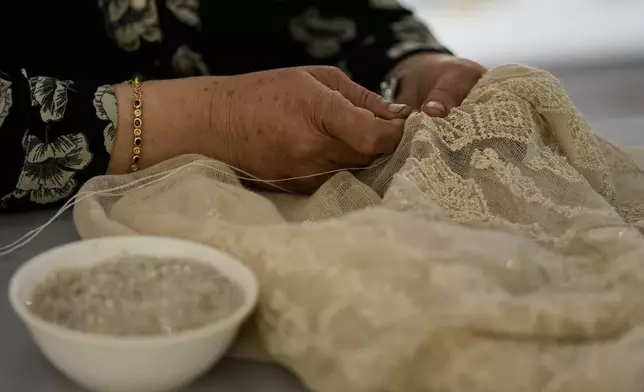 黎巴嫩貝魯特伊納什協會刺繡工場，2026年5月19日周二，巴勒斯坦織工薩米拉·納賽爾正在製作一件手工刺繡品。(美聯社圖片/Bilal Hussein) AP圖片