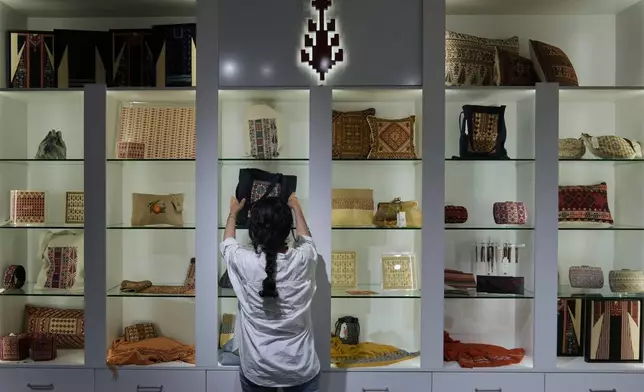 黎巴嫩貝魯特伊納什協會刺繡工場，2026年5月19日周二，巴勒斯坦織工薩馬爾·卡布利正在工作。(美聯社圖片/Bilal Hussein) AP圖片