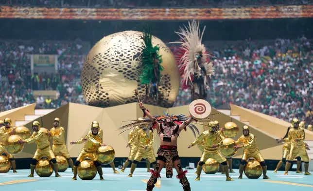表演者在墨西哥城，2026年6月11日周四，世界盃A組墨西哥隊對南非隊足球賽事展開前的開幕禮上，於球場上表演。(美聯社圖片/Natacha Pisarenko) AP圖片