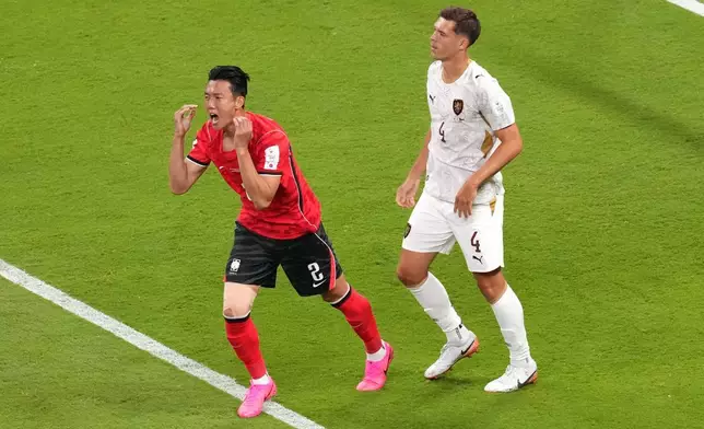 2026年6月11日周四，在墨西哥瓜達拉哈拉附近的薩波潘，南韓球員李漢範（左）在世界盃A組南韓對捷克的足球賽上半場射門失機後作出反應，捷克球員羅賓·赫拉納茨在旁觀看。(美聯社圖片/Moises Castillo) AP圖片