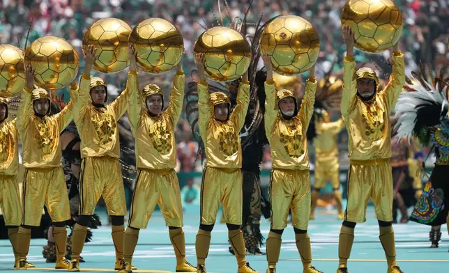 2026年6月11日周四，墨西哥城，世界盃A組墨西哥對南非足球賽開賽前，表演者參與開幕禮。(美聯社圖片/Silvia Izquierdo) AP圖片