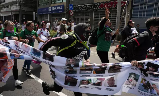 在墨西哥城，2026年6月11日周四，墨西哥失蹤者家屬及示威者在2026年國際足協世界盃開幕日前遊行。(美聯社圖片/Alejandro Cegarra) AP圖片