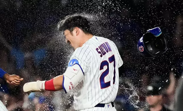 芝加哥小熊隊日本籍球員鈴木誠也，周一（2026年6月29日）在芝加哥對陣聖地牙哥教士隊的棒球比賽第九局擊出再見一分安打後，與隊友慶祝。(美聯社圖片/Nam Y. Huh) AP圖片