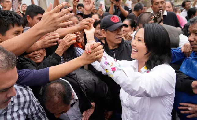 2026年6月7日周日，秘魯利馬，人民力量黨總統候選人藤森惠子在總統決選投票前向支持者致意。(美聯社圖片/Martin Mejia) AP圖片