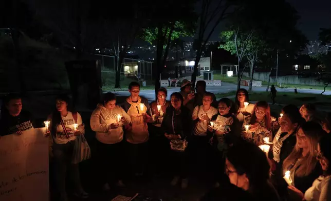 二零二六年六月八日周一，委內瑞拉加拉加斯，政治犯的親屬和活躍分子在美國大使館附近舉行守夜活動，尋求與代辦約翰·M·巴雷特會面。(美聯社圖片/佩德羅·馬特伊) AP圖片