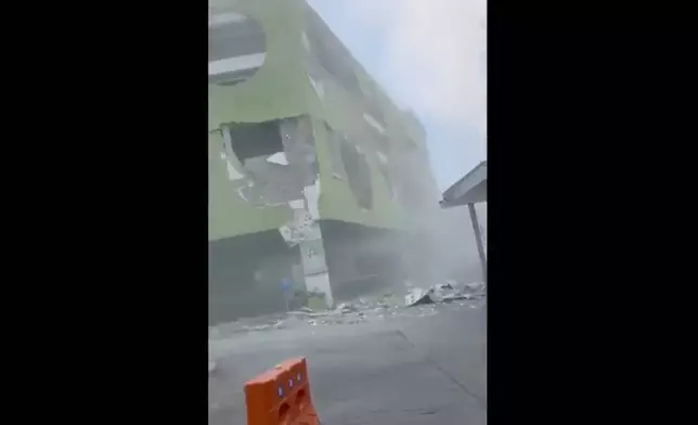 影片截圖顯示，菲律賓棉蘭老島桑托斯將軍市一幢建築物外，周一（2026年6月8日）在強烈地震後塵土飛揚，瓦礫散落。 (美聯社圖片/Ernesto Torres Jr) AP圖片