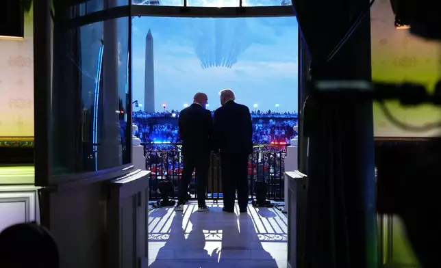 美國總統特朗普與UFC總裁兼行政總裁懷特，於2026年6月14日周日，在華盛頓白宮南草坪觀看UFC Freedom 250賽事期間，美國空軍雷鳥特技飛行隊及美國海軍藍天使特技飛行隊飛越白宮上空。(美聯社圖片/Jacquelyn Martin/Pool Photo) AP圖片
