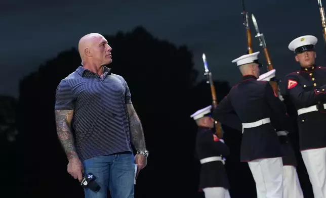 終極格鬥冠軍賽（UFC）評述員祖·羅根於2026年6月13日周六，在華盛頓橢圓形草坪出席終極格鬥冠軍賽自由250的官方過磅儀式，為周日在白宮南草坪舉行的賽事作準備。(美聯社圖片/Julia Demaree Nikhinson) AP圖片