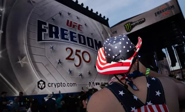 2026年6月13日周六，華盛頓白宮橢圓形草坪舉行終極格鬥冠軍賽（UFC）粉絲節，為周日於南草坪舉行的賽事預熱。(美聯社圖片/Allison Robbert) AP圖片