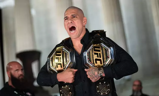 終極格鬥冠軍賽（UFC）拳手亞歷克斯·佩雷拉，在林肯紀念堂舉行的終極格鬥冠軍賽（UFC）記者會上展示其冠軍腰帶，該記者會是為周五（2026年6月12日）在華盛頓白宮南草坪舉行的周日賽事而設。(美聯社圖片/Allison Robbert) AP圖片