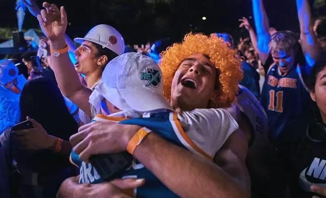 2026年6月13日周六，紐約人隊球迷在紐約觀看NBA總決賽第五場，慶祝球隊擊敗聖安東尼奧馬刺隊。 (美聯社圖片/Andres Kudacki) AP圖片