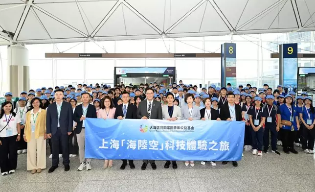上海「海陸空」科技體驗之旅出發儀式，主禮嘉賓包括香港特別行政區政府署理民政及青年事務局局長梁宏正（第一排右五）、中央人民政府駐香港特別行政區聯絡辦公室青年工作部二級巡視員崔峰（左六）、全國青聯副主席、香港立法會議員、大灣區青年公益基金副主席莊家彬（右四）、大灣區共同家園青年公益基金當然理事黃若紅（左五）、大灣區共同家園青年公益基金當然理事魏娜（右三）、大灣區青年公益基金行政總裁楊彬(左四)及副行政總裁 龔明明（右二）、廣東省港澳同胞接待辦公室主任于洋（左三）。