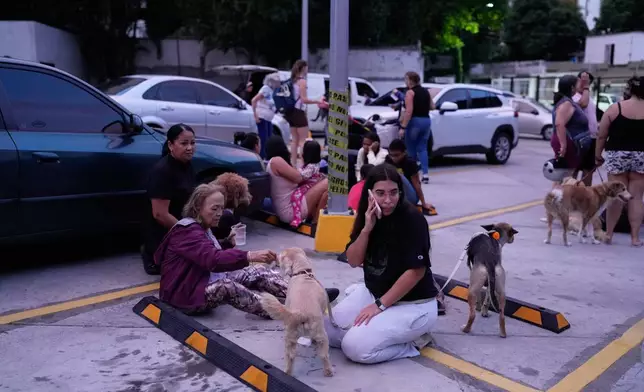 (美聯社圖片/Ariana Cubillos) 2026年6月24日周三，委內瑞拉加拉加斯，民眾在地震後留在屋外。 AP圖片