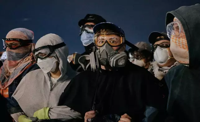 周三（2026年5月27日），在新澤西州紐瓦克，示威者在迪蘭尼堂拘留中心外與ICE人員對峙，當時示威者在入口附近示威。(美聯社圖片/Andres Kudacki) AP圖片
