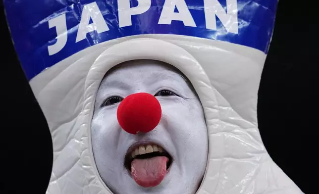 2026年6月25日周四，在德州阿靈頓，達拉斯附近舉行的世界盃F組足球賽事中，一名日本球迷在對陣瑞典隊的比賽開始前等候。(美聯社圖片/Julio Cortez) AP圖片