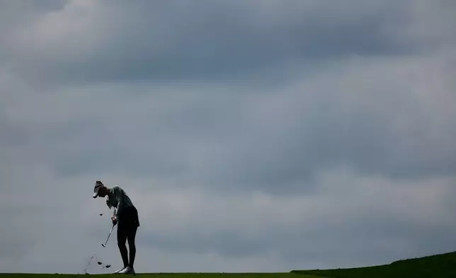 妮莉哥達周五在明尼蘇達州查斯卡舉行的美國女子PGA錦標賽第二輪賽事中，於第10號球道擊球。(美聯社圖片/Chris Carlson) AP圖片