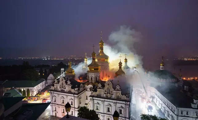 2026年6月15日周一，俄羅斯襲擊烏克蘭基輔後，救援人員嘗試撲滅千年洞窟修道院（又稱基輔洞窟修道院）聖母安息主教座堂的火警。 (美聯社圖片/Evgeniy Maloletka) AP圖片