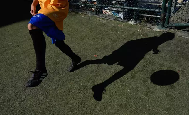 一名青少年於二零二六年六月三日周三，在里約熱內盧佩尼亞貧民窟群參與「街頭兒童聯合巴西社會項目」的足球訓練。(美聯社圖片/Silvia Izquierdo) AP圖片