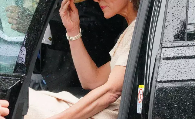 英國威爾斯王妃凱瑟琳，周六（2026年6月6日）在英格蘭格洛斯特郡肯布爾的諸聖堂，出席哈里特斯珀林與彼得菲臘斯的婚禮。(Ben Birchall/PA via 美聯社圖片) AP圖片