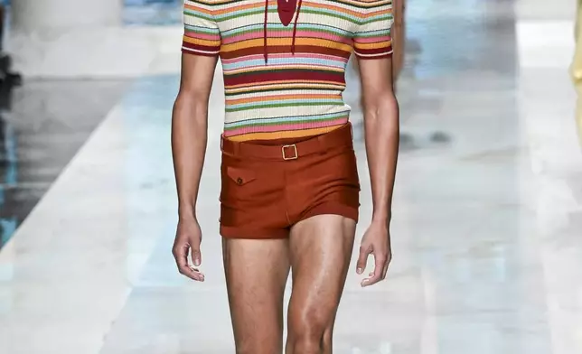 模特兒展示Dolce & Gabbana 2027春夏男裝系列作品，該系列於2026年6月20日周六在意大利米蘭發布。(美聯社圖片/Nicola Marfisi) AP圖片