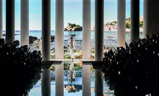 模特兒展示Dolce & Gabbana 2027春夏男裝系列作品，該系列於2026年6月20日周六在意大利米蘭發布。(美聯社圖片/Nicola Marfisi) AP圖片