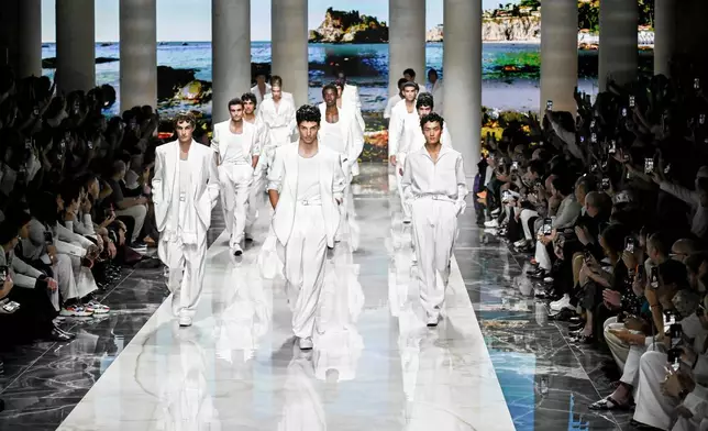 模特兒展示Dolce & Gabbana 2027春夏男裝系列作品，該系列於2026年6月20日周六在意大利米蘭發布。(美聯社圖片/Nicola Marfisi) AP圖片