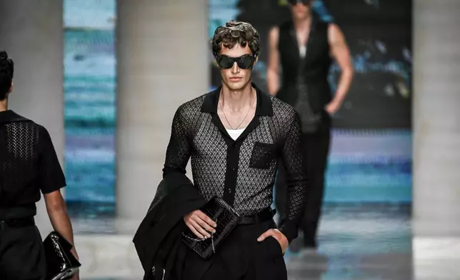 模特兒展示Dolce & Gabbana 2027春夏男裝系列作品，該系列於2026年6月20日周六在意大利米蘭發布。(美聯社圖片/Nicola Marfisi) AP圖片