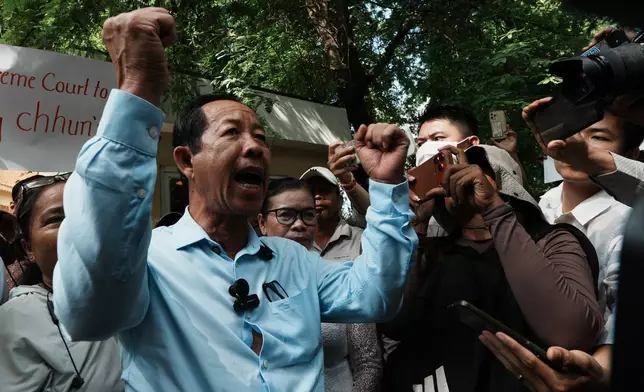 柬埔寨著名反對派政治人物榮春，周一（2026年6月15日）在最高法院聽證會後向支持者揮手。（美聯社圖片/Heng Sinith） AP圖片