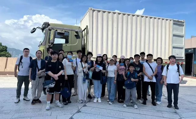 逾 150 名港專學生、校友及教職員分批參觀位於昂船洲、石崗及新圍的解放軍駐港軍營。