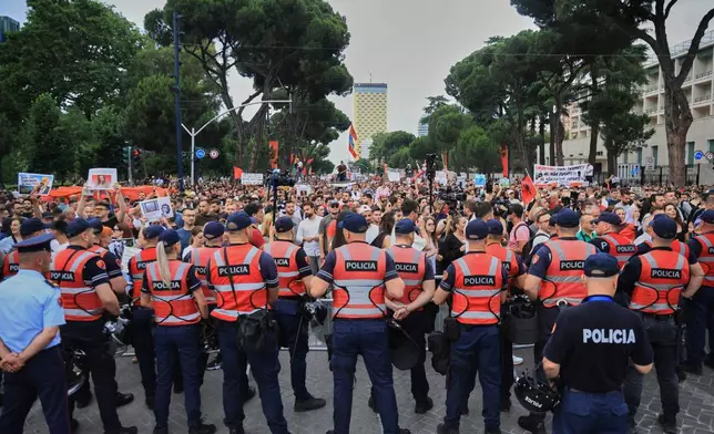 周三（2026年6月3日），阿爾巴尼亞地拉那，警員封鎖街道，示威者抗議一個與庫什納及伊萬卡·特朗普有關的豪華沿海發展項目，關注其對環境的影響及透明度問題。(美聯社圖片/哈梅拉爾迪·阿戈利) AP圖片