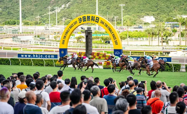 7月12日沙田馬場入場觀眾能近距離直擊賽道上的激戰