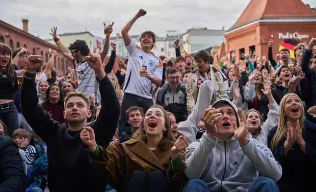2026年6月14日周日，德國柏林Kulturbrauerei啤酒廠內庭，球迷觀看德國對庫拉索的世界盃足球賽事。(美聯社圖片/Ebrahim Noroozi) AP圖片