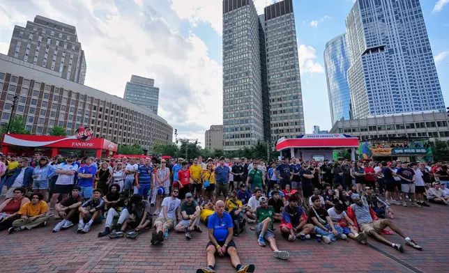2026年6月17日周三，麻省波士頓市中心一個公眾觀賽場地，民眾觀看世界盃L組英格蘭對克羅地亞的足球賽。(美聯社圖片/Martin Meissner) AP圖片