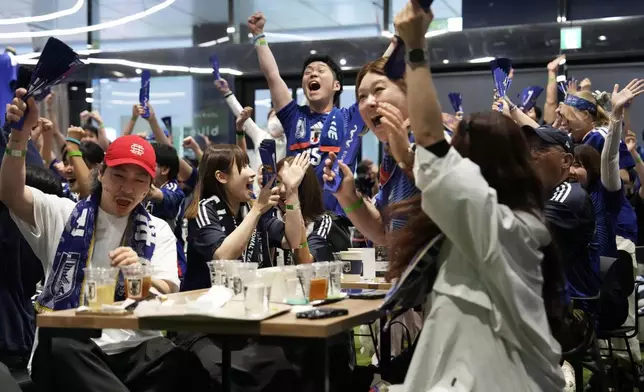 足球迷慶祝日本隊在東京一個公共觀賞場地，於2026年6月15日周一凌晨的世界盃足球賽中，射入對荷蘭隊的第二個入球。(美聯社圖片/共同社/Motoshi Ogura) AP圖片