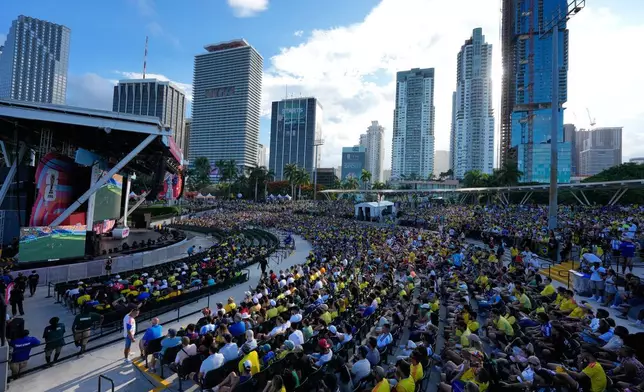 2026年6月13日周六，球迷聚集在邁阿密市中心海灣公園，公開觀看世界盃C組巴西對摩洛哥的足球賽。(美聯社圖片/Rebecca Blackwell) AP圖片