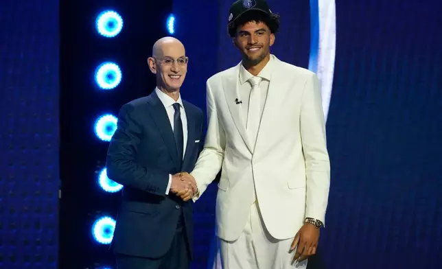 卡梅倫·布澤爾（右）於2026年6月23日周二，在紐約舉行的NBA籃球選秀會首輪中，獲孟菲斯灰熊隊選中後，與NBA總裁亞當·蕭華（左）合照。 (美聯社圖片/Yuki Iwamura) AP圖片