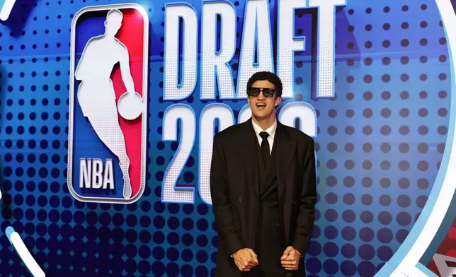 卡里姆·洛佩斯於2026年6月23日周二，抵達紐約出席NBA選秀首輪。 (美聯社圖片/Adam Hunger) AP圖片
