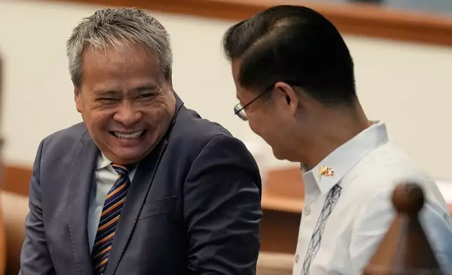 參議員喬爾·維拉紐瓦（左）周三（二零二六年六月十七日）在菲律賓帕賽市的菲律賓參議院與參議員謝爾溫·加查利安交談時作出反應。(美聯社圖片/Aaron Favila) AP圖片
