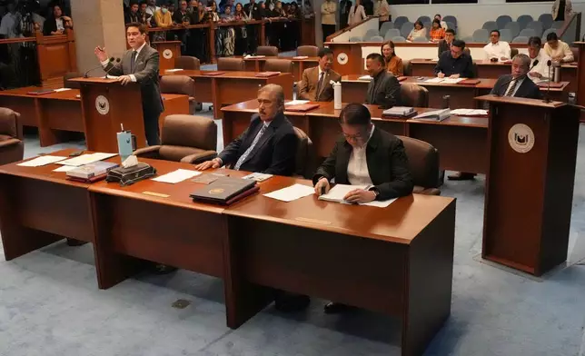 參議員米格爾·祖比利（左）周三（二零二六年六月十七日）在菲律賓帕賽市的菲律賓參議院特別會議上發言。(美聯社圖片/Aaron Favila) AP圖片