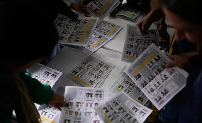周日（2026年5月31日），哥倫比亞波哥大總統大選投票結束後，選舉官員點算選票。(美聯社圖片/Matias Delacroix) AP圖片