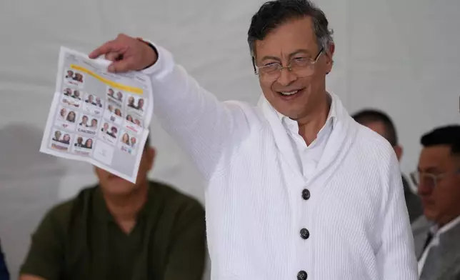 總統古斯塔沃·佩特羅周日（2026年5月31日）在哥倫比亞波哥大，展示選票。(美聯社圖片/Matias Delacroix) AP圖片